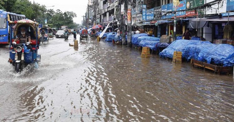 রাজধানীতে টানা ঝুম বৃষ্টি, সড়কে জলাবদ্ধতায় ভোগান্তি